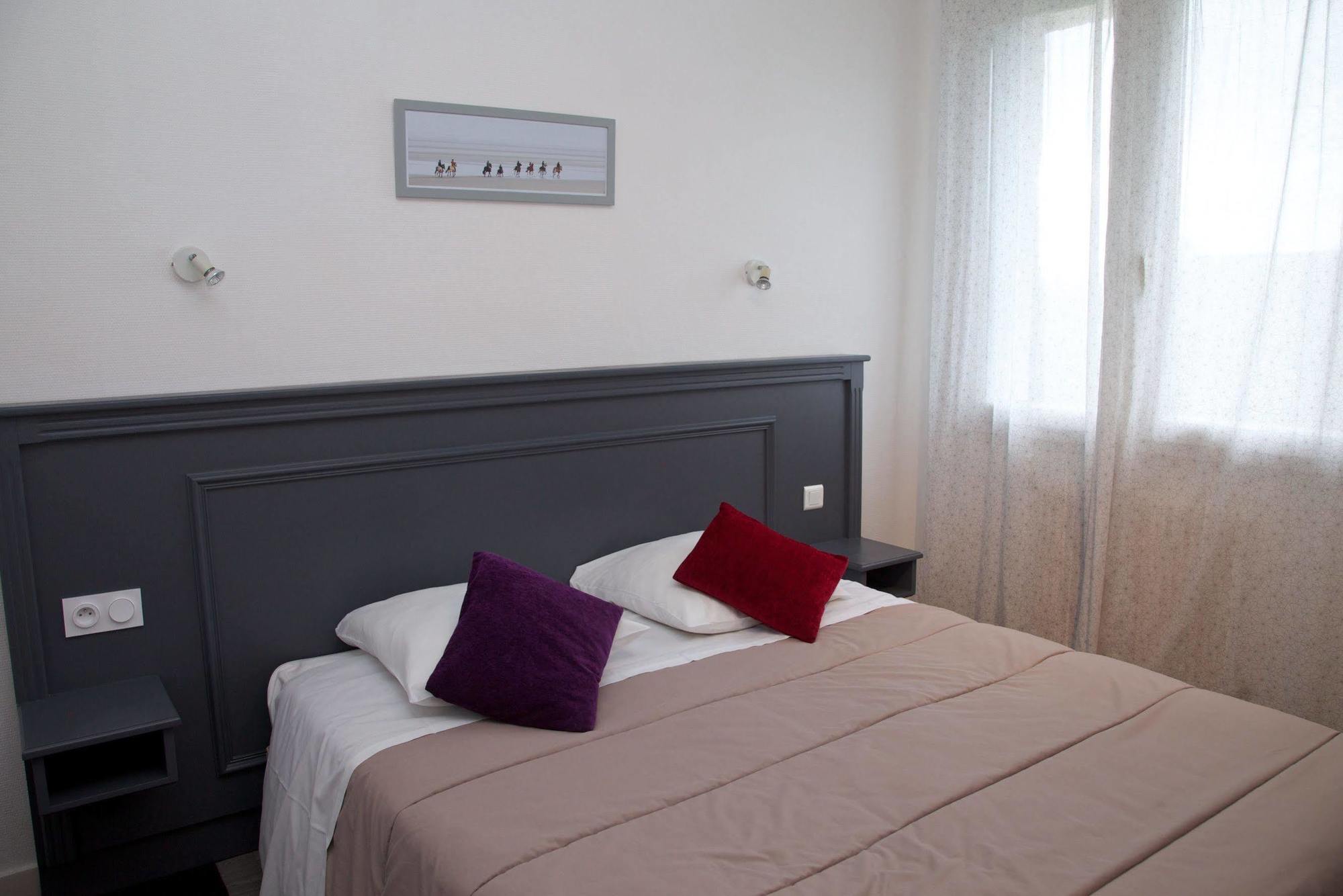 Cozy Hotel Logis Morlaix Plouigneau Bagian luar foto